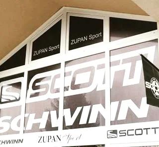 Napisi športnih znamk na steklih trgovine