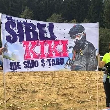 Navijaški transparent ob motokros progi