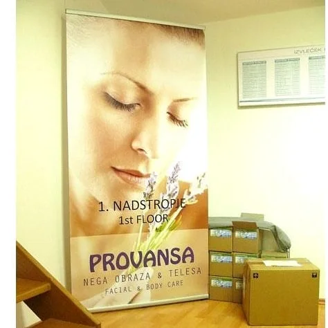Pokončno reklamno stojalo s portretom ženske