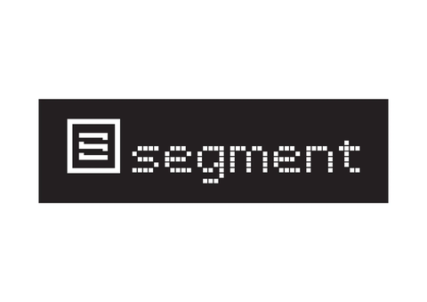 Logotip Segment na črnem ozadju