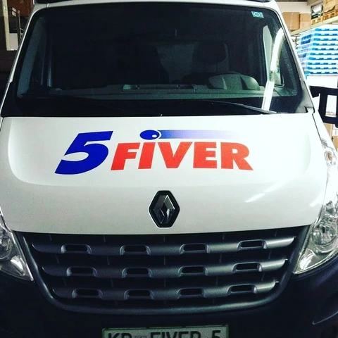 Bel kombi z modro-rdečim napisom 5Fiver