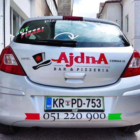Grafika picerije Ajdna na zadnjem delu avtomobila