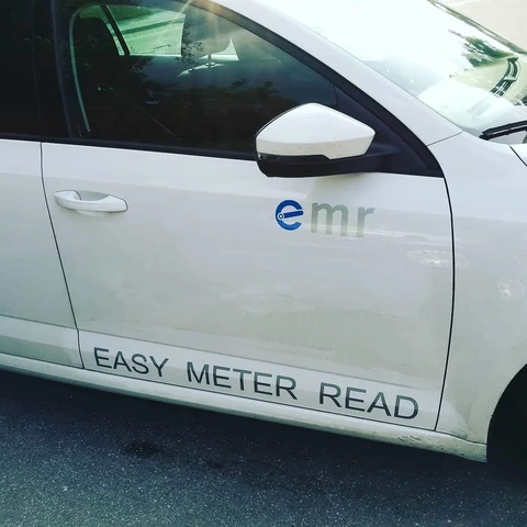 Napis EMR na vratih belega avtomobila
