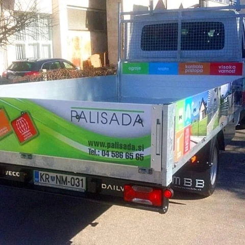 Zeleno-bela grafika Palisada na prikolici