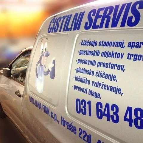 Modri napisi čistilnega servisa na srebrnem dostavniku