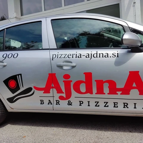 Grafika Ajdna na stranskih vratih avtomobila