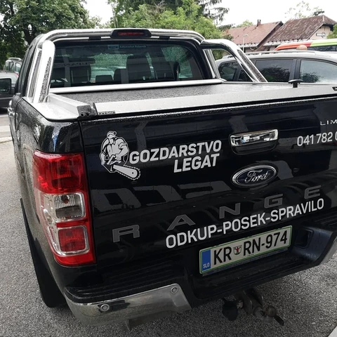 Beli napisi Gozdarstvo Legat na črnem poltovornjaku