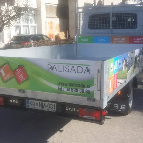 Reklamna polepitev zadnjega dela prikolice