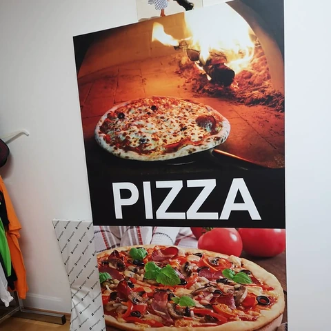 Pokončna grafika s fotografijo pice