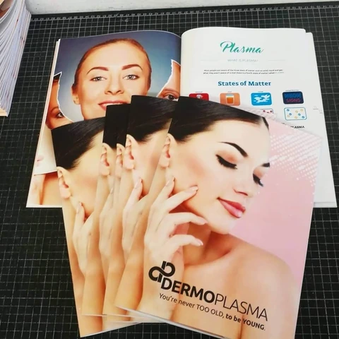 Kozmetične brošure s fotografijami obraza