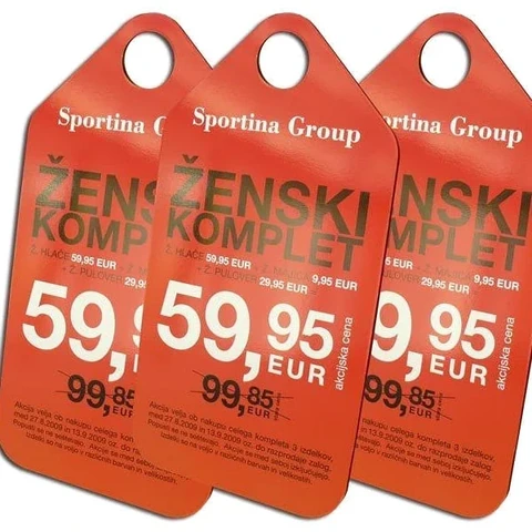Oranžni viseči kartončki s cenami