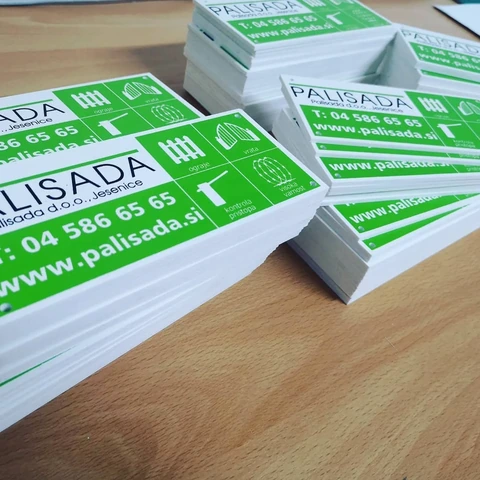 Svežnji zeleno-belih letakov Palisada