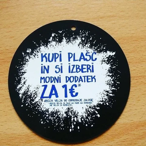 Okrogla črna nalepka s promocijsko ponudbo