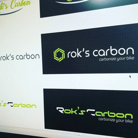 Nalepke Rok’s Carbon na beli podlagi