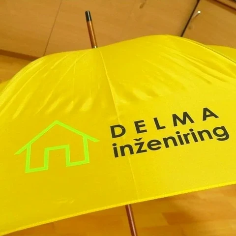 Rumen dežnik z napisom Delma inženiring