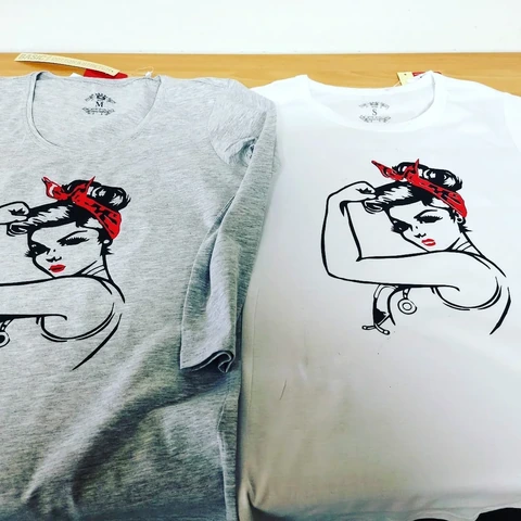 Sivi in beli majici z risanim likom