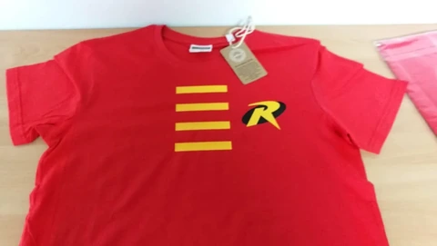 Rdeča majica z rumeno-črnim motivom Robin