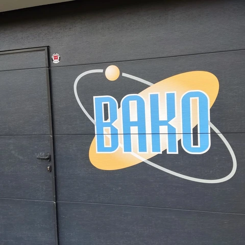 Črna majica z modro-rumenim napisom Bako