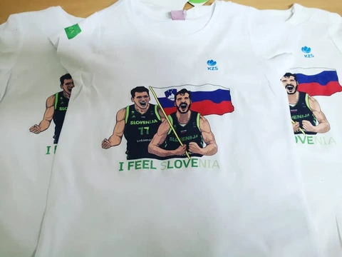 Bele navijaške majice s fotografijami košarkarjev