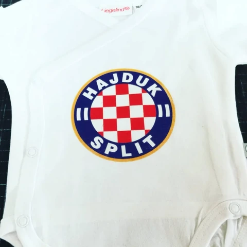 Bela majica z okroglim znakom Hajduk Split