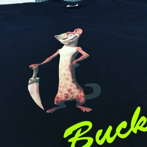 Črna majica z barvnim risanim likom