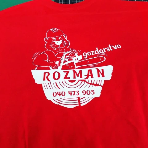 Rdeča majica z belim znakom Gozdarstvo Rozman