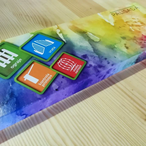 Barvni kvadratni promocijski izdelki na tiskani podlagi