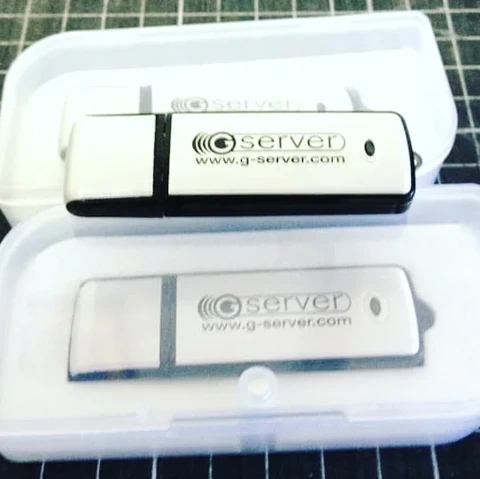 USB-ključa z vgraviranim napisom v škatlicah