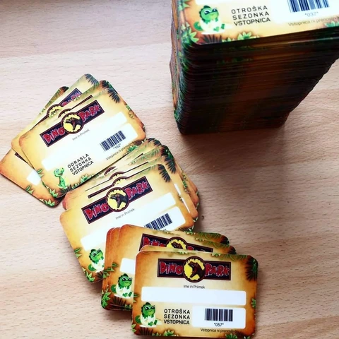 Kupčki laminiranih kartic z motivom vozila