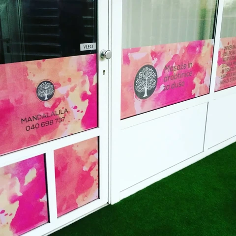Rožnata grafika na steklenih vratih in oknih