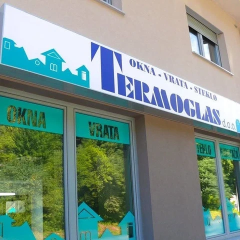 Modra označba trgovine nad vhodom