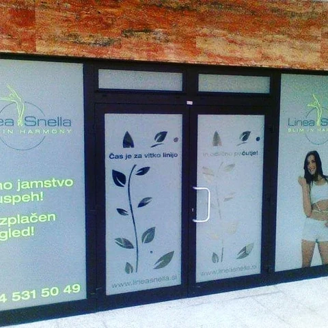 Grafično označen vhod s cvetličnimi motivi