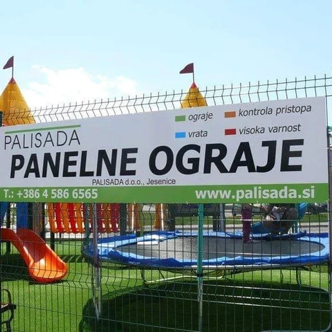 Tabla za panelne ograje na zunanji ograji