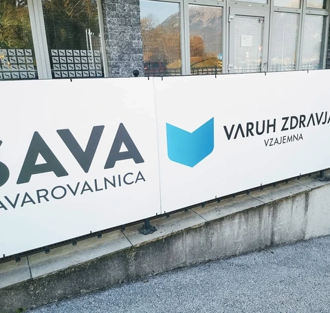 Bela tabla z oznako zavarovalnice Sava