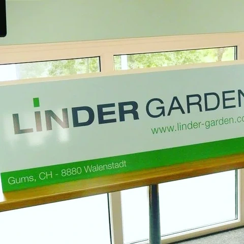 Matirana okenska folija z napisom Linder Garden