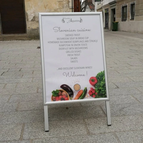 Samostoječa tabla z jedilnikom in fotografijami jedi