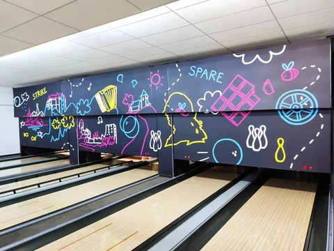 Barvni bowling motivi nad stezami