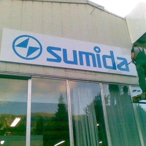 Moder napis Sumida na fasadi