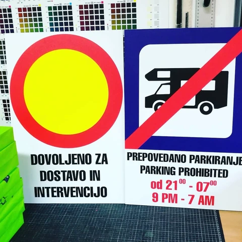 Tabli za dostavo in prepoved parkiranja