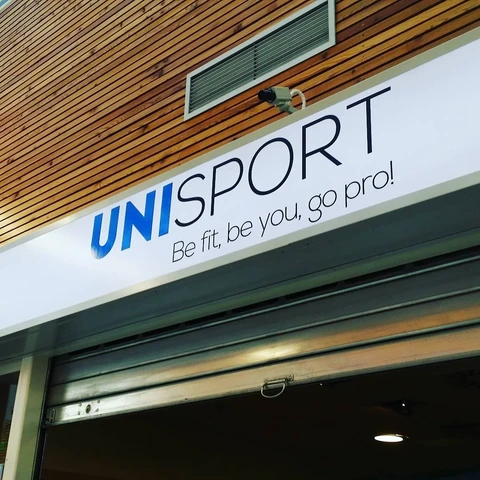 Tabla Unisport nad vhodom v trgovino