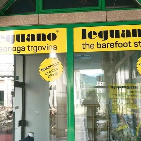 Rumene oznake Leguano na steklenem vhodu