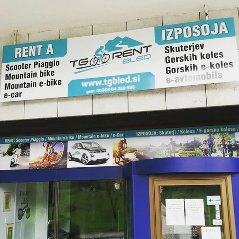 Turkizna tabla za izposojo nad trgovino