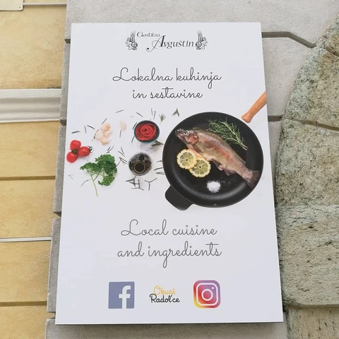 Bela gostinska tabla s fotografijami hrane
