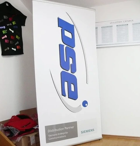 Pokončna bela grafika z modrim znakom PSE